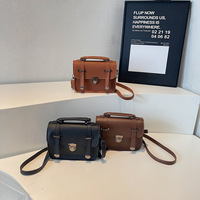 Sac à bandoulière vintage en cuir PU avec sangle détachable et fermeture à loquet métallique, style scolaire classique, vente en gros