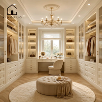XINGRUO Armoire Moderne Européenne avec Portes Shaker, Poignées Métalliques, Vitrines Vitrées, Compartiments Ouverts, Coiffeuse et Tringles à Vêtements - Autoportante