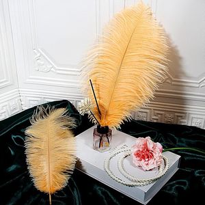 Großhandel 16-18 Zoll Lila Rosa Weiß Gelb Schwarz Straußen federn Große Kleider Bulk Straußen feder Strauß Drabs - Product Image 1