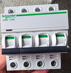 Disjoncteur miniature IC65N 4P C32A, interrupteur à air, dispositif de protection contre les surcharges et les courts-circuits pour la distribution d'énergie industrielle - Product Image 1