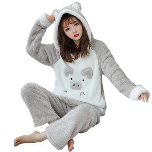 Pijamas de Natal por Atacado para Mulheres, Conjuntos de Pijamas Quentes e Fofos de Inverno com Estampa de Porquinho em Flanela - Product Image 1