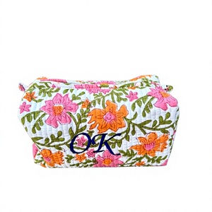 Pochette à maquillage florale personnalisée, sac cosmétique matelassé fait main, cadeau brodé pour elle, cadeaux pour demoiselles d'honneur, trousse de maquillage de voyage - Product Image 1