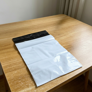 Sacs d'expédition en polyéthylène blancs avec logo personnalisé, auto-adhésifs, anti-effraction, pour colis de marque et livraison sécurisée - Product Image 1