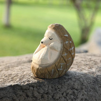 Série de petits hérissons sculptés à la main en bois massif, ornement de voiture et de bureau, pendentif, style dessin animé mignon, cadeau personnalisable, pour l'exportation
