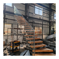 Escalier intérieur en bois massif enduit de poudre de design moderne avec rampe en verre noir rampe d'escalier pour appartement