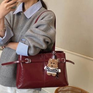 Sac fourre-tout vintage en cuir PU avec boucle, grande capacité, pour femme, sac à bandoulière de bureau, vente en gros personnalisée - Product Image 6