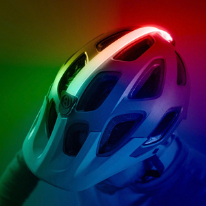 Lampe LED lumineuse pour casque de vélo, lampe de sécurité haute visibilité pour le cyclisme nocturne en plein air et les déplacements quotidiens - Product Image 3