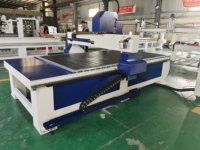 Fresadora CNC de 3 ejes con un solo husillo de 1300x2500mm para grabado en madera, mesa de vacío, motor de husillo con refrigeración por agua y transmisión por engranajes