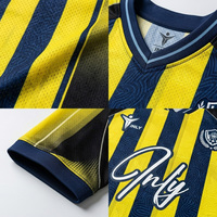 Maillot de football rétro personnalisé en polyester respirant à col en V, coupe carrée, manches courtes, rayures, style streetwear, pour l'été