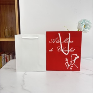 Sac cadeau en papier rouge de luxe avec poignée en coton et impression de chef pour l'emballage de chocolats, de bonbons et de confiseries, et une présentation élégante - Product Image 6