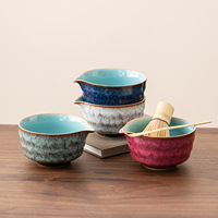 Bol à matcha en céramique bleu vert céladon, style japonais rustique vintage, avec glaçure réactive et tachetée, bord large et bec verseur