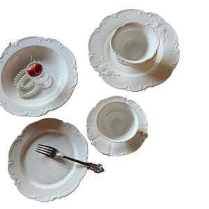 Set di Piatti, Ciotole, Tazze e Piattini in Ceramica Francese con Decorazioni in Rilievo a Rosa, Ecologico e Riutilizzabile per Cene Eleganti - Product Image 6