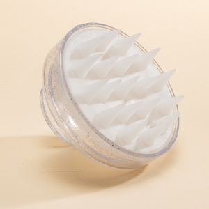 Brosse à cheveux massante pour cuir chevelu Wanmei, en silicone translucide, à dents souples, fonction massage, finition or et argent brillants - Product Image 3