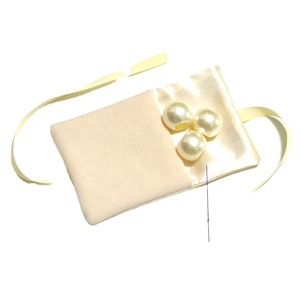 Pochette à bijoux de luxe en daim beige crème avec doublure en satin et insert pour pendentif de collier - Product Image 3