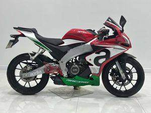 La Apulia GPR250 est une moto sportive orientée piste avec un moteur monocylindre refroidi par eau, conçue spécifiquement pour la course. - Product Image 4