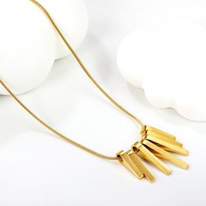 Collares Minimalistas de Acero Inoxidable con Baño de Oro de 18K, Diseño Geométrico de Barras Múltiples, Joyería Irregular con Pequeños Cuadrados para Mujer - Product Image 4