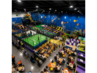 Parc d'aventure et de trampolines intérieur sur le thème de l'espace, avec terrain de football, tir à l'arc et café, conçu sur mesure pour centre commercial