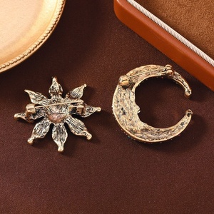 Broche de aleación con diamantes de sol y luna, estilo payaso vintage, accesorio único metálico para traje de la serie Circus - Product Image 2