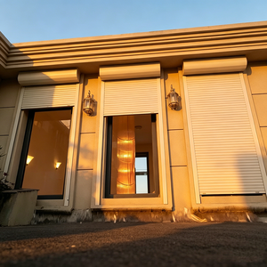 Stores verticaux motorisés pour entrepôts et centres de distribution, utilisation extérieure, construction en acier durable, profil bas - Product Image 1