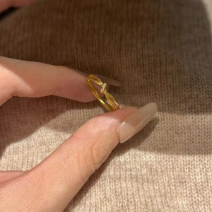 Este anillo de nudo pequeño que está de moda en Xiaohongshu es un anillo de hoja de circonita ajustable de estilo vintage dorado para mujer. - Product Image 2