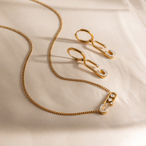 Ensemble de bijoux en forme de trombones dorées avec boucles d'oreilles et collier en strass pour un usage quotidien ou comme cadeau - Product Image 4
