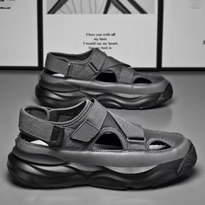 Sandales polyvalentes pour hommes, personnalisables en usine (logo, OEM, ODM), idéales pour toutes les occasions estivales, avec coutures durables et adaptées à l'utilisation en piscine. - Product Image 1
