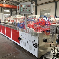 Machine d'extrusion de panneaux de clôture en PVC vinyle pour clôtures de jardin américaines, machine de fabrication de clôtures extérieures en UPVC pour bétail