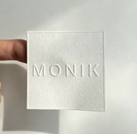 Étiquette suspendue de luxe personnalisée avec logo en relief, en vinyle imperméable texturé, pour vêtements, bijoux, emballage de boutique