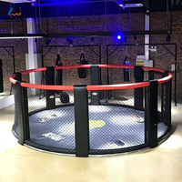 Cage d'octogone de MMA pleine grandeur avec plateforme surélevée, clôture en maille noire et porte rembourrée pour salle de sport d'arts martiaux