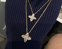 Estilo Hailey, Oro de 18K, Combinación de Flor de Cuatro Hojas y Diamante en Forma de Lágrima con Diamantes Completos, Elegancia Europea IGI de la Colección Lady ICON