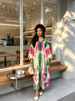 Gaun Maxi Muslim Afrika Model Kaftan Dubai dengan Cetak Tie Dye Simetris Ukuran Besar Warna Hitam dan Placket Mengalir
