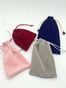 ถุงกำมะหยี่สีชมพูแบบมีเชือกผูกสำหรับบรรจุภัณฑ์เครื่องประดับและน้ำหอม พร้อมรับผลิตตามสั่งและสกรีนโลโก้สำหรับของขวัญสุดหรู - Product Image 6