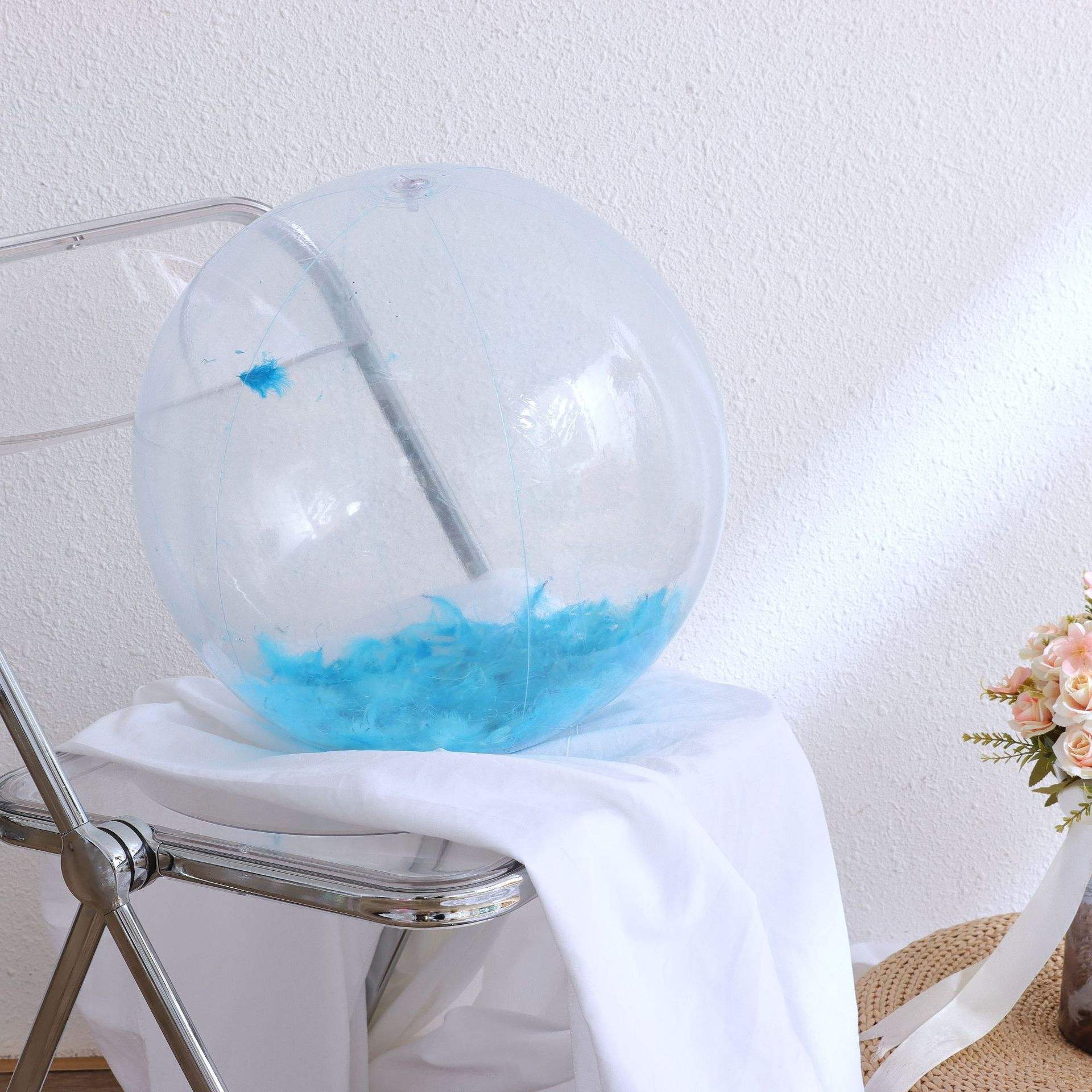 Volante de bádminton azul de 40 cm después del inflado.