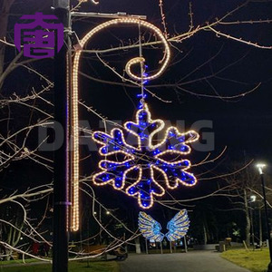 Guirlandes lumineuses de Noël en forme de flocon de neige montées sur poteau pour ajouter une touche d'hiver scintillante aux rues piétonnes, aux allées d'hôtels et aux quartiers commerciaux - Product Image 6