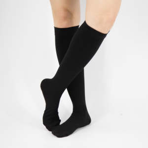 Op maat gemaakte kniehoge compressiekousen voor de behandeling van spataderen en vermoeidheidsverlichting voor voetbalziekenhuizen in het herfstseizoen - Product Image 2