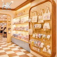 Présentoir Rond Écologique Personnalisé à Étages avec Éclairage LED et Étagères Murales en Bois à Bordure Festonnée pour Magasins de Jouets et Cadeaux