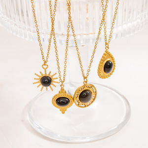 Collier pendentif en agate noire plaqué or 18 carats, chaîne de clavicule, bijoux pour femmes, cadeau pour l'automne et l'hiver, à porter avec un pull - Product Image 1