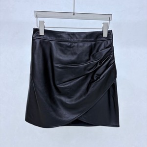 Jupe courte en cuir noire froncée avec fermeture éclair latérale, style enveloppant, coupe droite et ajustée, pour femme, idéale pour le style urbain et les loisirs. - Product Image 1