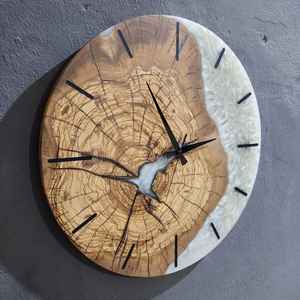 Horloge murale en résine et bois faite à la main, moderne, durable, fonctionnelle, élégante et stylée, parfaite pour le salon, la chambre à coucher - Product Image 4