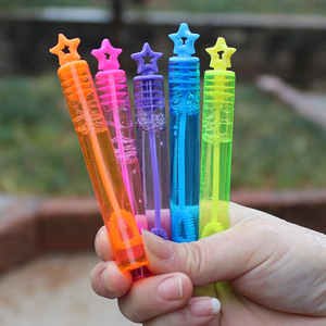 2023 gros <span class=keywords><strong>coeur</strong></span> forme <span class=keywords><strong>savon</strong></span> bulle tube jouet en plastique mariage fête d'anniversaire bulle baguette - Product Image 2