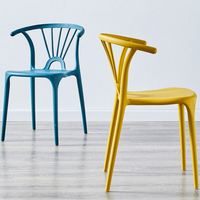 Chaise en plastique légère, sans accoudoirs, empilable, portable, compacte, moderne, durable, pour chambre à coucher, balcon, gain de place, design facile à déplacer