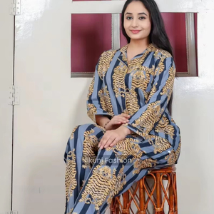 Conjunto de pijama estampado de algodón suave para mujer, incluye top con botones y pantalones elásticos cómodos, ideal para ropa de dormir relajada - Product Image 1