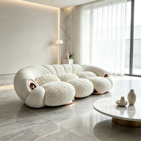 Canapé de salon en tissu trois places incurvé, design de luxe léger et artistique, conçu sur mesure pour villas et grandes maisons.