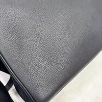 Sac à main en cuir grainé d'occasion vérifié avec code de date, pieds en métal poli, forme intemporelle et élégante, texture en cuir naturel
