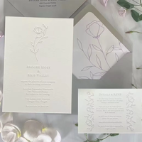 Carte d'invitation de mariage classique de luxe avec totem coloré, gaufrage, impression typographique et logo personnalisé pour des mariages élégants