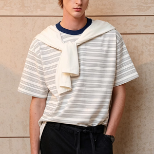 เสื้อยืดโอเวอร์ไซส์ลายทางผู้ชาย สกรีนโลโก้ได้ตามสั่ง คอโอ แขนสั้น ผ้าคลุมไหล่ถอดได้ น้ำหนัก 300 กรัม รับผลิตแบบ OEM ODM ขายดีอันดับต้นๆ - Product Image 2
