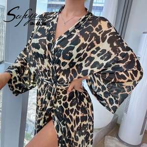 Pyjama en maille pour femmes SFY-Y5105 avec fentes sexy, confortable et respirant, peut être porté comme une chemise de nuit à imprimé léopard - Product Image 3