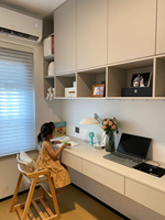Bibliothèque de bureau haute avec double porte coulissante et rangement profond, idéale pour les grandes familles et les bureaux à domicile