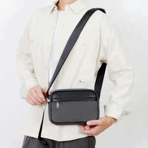 Sac bandoulière vintage de luxe pour homme en cuir PU durable avec poche avant zippée pour usage quotidien - Product Image 2