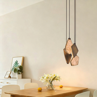 Collection d'éclairage de luxe : lustres, suspensions en albâtre et appliques murales pour la décoration intérieure d'hôtels et de maisons